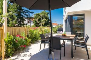 Vonkajšia záhrada v ubytovaní Villa Elena Deluxe mit Whirlpool und beheiztem Pool am Meer und wunderschönen Blick auf die Brijuni Inseln