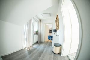 um corredor com um arco e uma sala com uma mesa em City Apartments FN L8 KLIMATISIERT em Friedrichshafen