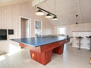 eine große Tischtennisplatte in einem großen Zimmer in der Unterkunft 10 person holiday home in Harbo re in Harboør