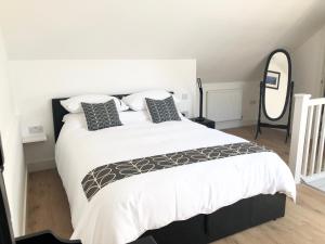 una camera da letto con un grande letto e un grande specchio di Annexe@No8 a Haverfordwest