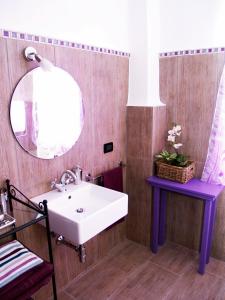a bathroom with a sink and a mirror at R&B Locanda Le Bighe in Cona