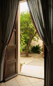 an open door with a view of a tree at B&B del Giglio in Cefalù