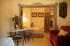 a living room with a table and a bed at B&B del Giglio in Cefalù