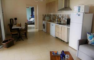 A kitchen or kitchenette at Mango Trees