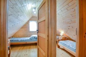 Ένα ή περισσότερα κρεβάτια σε δωμάτιο στο Bieszczadzki Zakamarek +44 φωτογραφίες