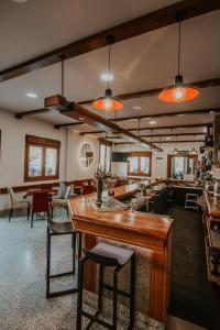 bar w restauracji ze stołami i krzesłami w obiekcie Hotel A Veiga w mieście Samos
