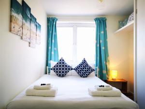 Un pat sau paturi într-o cameră la Marina living with parking, balcony, quiet and secure