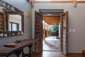 pasillo con puerta de madera y espejo en Anastasis, en Ciudad del Cabo
