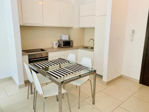 Η κουζίνα ή μικρή κουζίνα στο Lavender Bay Apartment F7