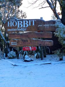 un panneau en bois pour le remorqueur dans l'établissement The Hobbit Motorlodge, à Ohakune