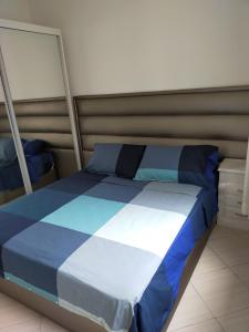 マルティルにあるMartil Vacation Apartmentの青と白のベッドが備わる客室です。