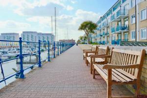 Afbeelding uit fotogalerij van Marina living with parking, balcony, quiet and secure in Brighton & Hove