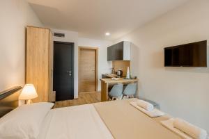 A bed or beds in a room at SkyView apartments