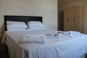 Un pat sau paturi într-o cameră la Croxdale Inn