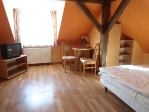 sypialnia z łóżkiem i stołem z krzesłami w obiekcie Hotel Pod Platanami w mieście Trzebnica