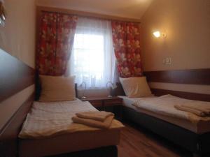 Łóżko lub łóżka w pokoju w obiekcie Hotel Pod Platanami