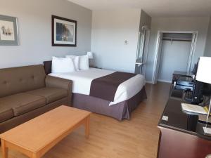 ein Hotelzimmer mit einem Bett und einem Sofa in der Unterkunft Island View Lodge in Powell River