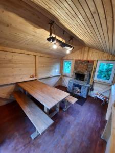 an overhead view of a large wooden table in a cabin at У Мар'яни in Vorokhta