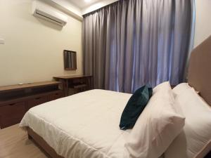 Un dormitorio con una cama blanca con una ventana. en Hayfa Holiday Home @ Timur Bay, en Kampung Sungai Karang 29 fotos más