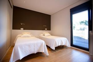Postel nebo postele na pokoji v ubytování Costa Quebrada Apartamentos + 37 fotografií