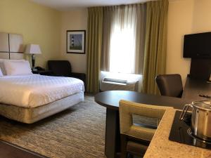 Postel nebo postele na pokoji v ubytování Candlewood Suites Greenville NC by IHG
