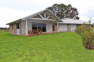 ハミルトンにあるCountry Living on Raynes Roadの前に広い庭がある家