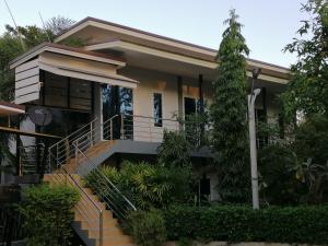 a house with a staircase in front of it at เพ็ญวิวรีสอร์ท in Ban Dong Sai