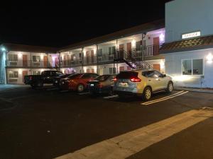 パサデナにあるPASADENA LODGEの建物前駐車場に停車する団体