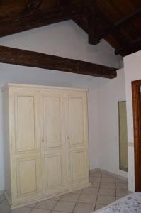um quarto com uma parede branca e um armário em La Maddalena Apartment em La Maddalena
