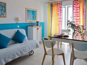 sala de estar con sofá, mesa y sillas en Le Val Duchesse Hotel & Appartements, en Cagnes-sur-Mer