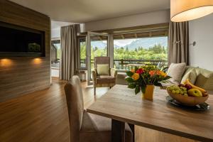 una sala de estar con una mesa con un bol de fruta en Ferienwohnungen am Gablerhof en Bad Reichenhall