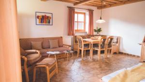 uma sala de estar com mesa e cadeiras em Ferienwohnung Wanderlust em Hauzenberg