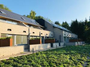 une rangée de maisons avec des plantes dans une cour dans l'établissement Terrasses de Malmedy Studio 332, à Malmedy