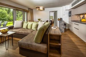 ein Wohnzimmer mit einem Sofa und einem Tisch in der Unterkunft Ferienwohnungen am Gablerhof in Bad Reichenhall