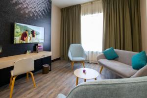 Uma área de estar em TIME Express Hotel Al Khan