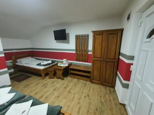 a room with a bed and a table and a door at Air&Day in Vecsés