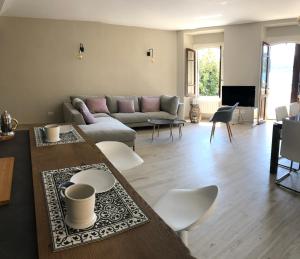 サロにあるCasa Elisabetta, affacciata sul golfoのソファとテーブルのあるリビングルーム