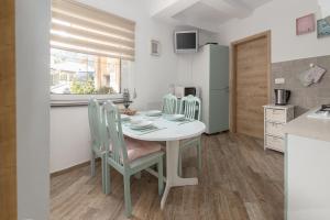 een keuken en eetkamer met een tafel en stoelen bij Apartma Bohinj in Bohinj +8 foto's