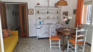 een woonkamer met een tafel en een eetkamer bij Segur Beach in Segur de Calafell