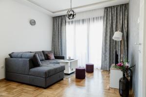 ein Wohnzimmer mit einem Sofa und einem Tisch in der Unterkunft Apartmans Centar in Trebinje