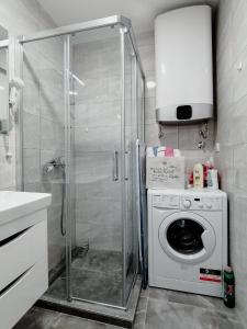 eine Waschmaschine im Bad mit Dusche in der Unterkunft Apartmans Centar in Trebinje