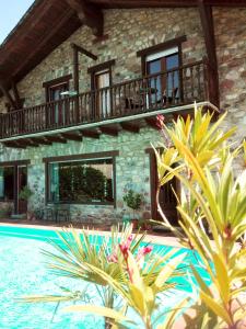 une maison avec un balcon et une piscine dans l'établissement Chalet "Rec dels Noguers", à Castellciutat