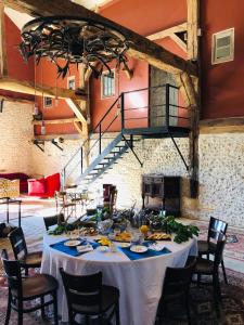 einen Tisch in einem Zimmer mit einem weißen Tischtuch in der Unterkunft Chambre familiale Élevage Girbal in La Chapelotte