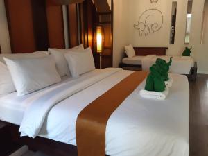 Postel nebo postele na pokoji v ubytování Ayara Villas - SHA Extra Plus