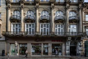 un grande edificio con balconi sul lato di Studio Doroshenko a Lviv