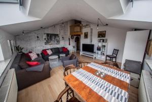 - Vistas a la sala de estar con mesa en Top Apartments - Dunin Wąsowicza, en Cracovia