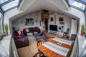 una sala de estar con un sofá y una mesa en Top Apartments - Dunin Wąsowicza, en Cracovia