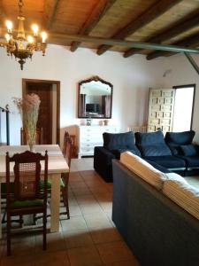 ein Wohnzimmer mit einem Sofa und einem Tisch in der Unterkunft LAS AMAPOLAS in Arguis