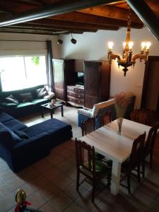 ein Wohnzimmer mit einem Tisch und einem Sofa in der Unterkunft LAS AMAPOLAS in Arguis