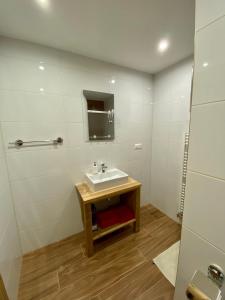 een badkamer met een wastafel en een spiegel bij Privát Gallik Bachledka in Ždiar +24 foto's